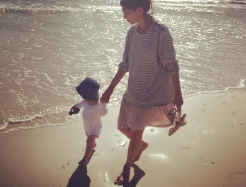 Hasennase und Mama am Strand