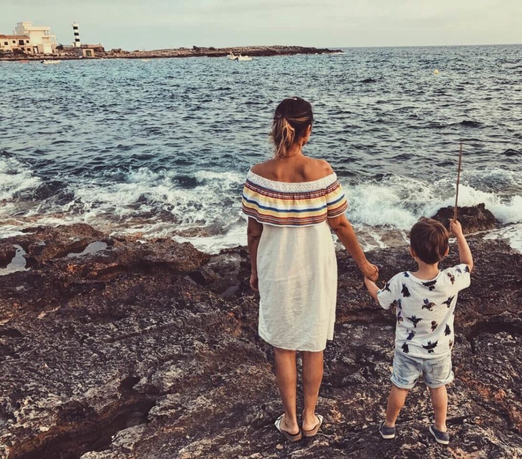 Emil und Mama am Strand